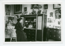 Photographie d'Hélène Paderewska écrivant à son secrétaire dans sa chambre à coucher de Riond-Bosson (nouveau décor)