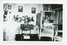 Photographie des poupées d'Hélène Paderewska (confectionnées durant la Première Guerre mondiale en faveur du «Polish Victim's Relief Fund»), exposées dans sa chambre à coucher de Riond-Bosson