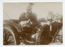 Photographie d'Hélène Paderewska conduisant un landau avec son chien dans les bras, près de Riond-Bosson