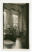 Photographie de détail de la chambre à coucher d'Hélène Paderewska à Riond-Bosson, avec ses grandes fenêtres, sa coiffeuse et à droite une balance