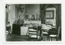 Photographie de la chambre à coucher de Paderewski à Riond-Bosson, avec des tables et de nombreux documents