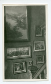 Photographie de l'escalier (avec de nombreux tableaux au mur) menant aux appartements d'Ignace et Hélène Paderewski, au premier étage de Riond-Bosson