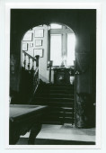 Photographie de l'escalier qui monte du hall à la galerie de Riond-Bosson