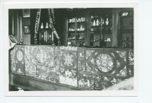 Photographie de la galerie du 2e étage de Riond-Bosson, avec draperies et objets chinois