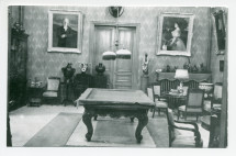 Photographie du hall de Riond-Bosson avec la table de billard et les portraits d'Ignace et de Hélène Paderewski par Charles Giron
