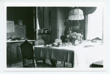 Photographie de la salle à manger de Riond-Bosson, avec la double-porte menant aux salons et la table mise pour le thé des employés et des hôtes