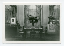 Photographie du salon de Riond-Bosson, avec les deux pianos à queue face à face