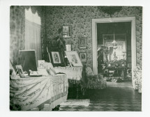 Photographie des deux pianos à queue du salon de Riond-Bosson, avec au fond le cabinet des trophées