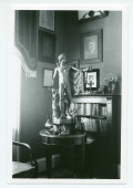 Photographie d'un coin du cabinet des trophées du salon de Riond-Bosson, avec une statue
