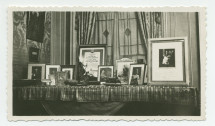 Photographie d'un piano à queue du salon de Riond-Bosson, avec exposées dessus de nombreuses photos dédicacées – extraite d'un album de la famille Obuchowicz