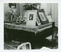 Photographie d'un piano à queue du salon de Riond-Bosson, avec exposées dessus de nombreuses photos dédicacées