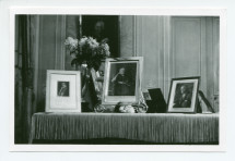 Photographie d'un piano à queue du salon de Riond-Bosson, avec exposées dessus des photos dédicacées du pape Benoît XV, de la reine Victoria et du président Wilson