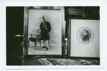 Photographie des portraits photographiques dédicacés d'un maharaja et de ?, exposés sur un piano à queue du salon de Riond-Bosson