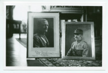 Photographie des portraits photographiques dédicacés du général Pershing et du maréchal Foch, exposés sur un piano à queue du salon de Riond-Bosson