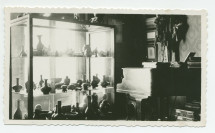 Photographie de détail du studio de Paderewski à Riond-Bosson, avec sa collection chinoise en vitrine – extraite d'un album de la famille Obuchowicz