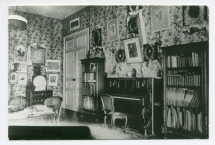 Photographie du studio de Paderewski à Riond-Bosson, avec son piano droit et son ancien décor