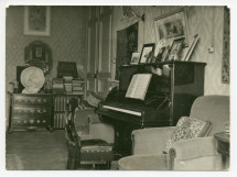 Photographie du studio de Paderewski à Riond-Bosson, avec son piano droit (et sa chaise aujourd'hui propriété du Musée Paderewski de Morges) et son nouveau décor