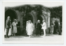 Photographie de Paderewski et Antonina Wilkonska (en blanc) avec leurs invités dans le parc de Riond-Bosson, devant la villa, lors de la fête de la Saint-Ignace le 31 juillet 1924