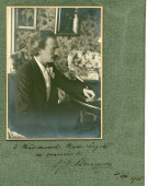 Photographie de Paderewski attablé dans sa chambre à coucher de Riond-Bosson (ou celle de son épouse) par A. de Lalancy, dédicacée «à Mademoiselle Marie Siegrist, en souvenir de IGP, 20 août 1925»