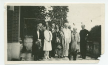 Photographie d'Hélène et Ignace Paderewski avec la famille du Dr Dunham, Mme Rembieli?ska et Miecio Jodko sur la terrasse de Riond-Bosson, lors d'une fête de la Saint-Ignace (31 juillet) vers 1927