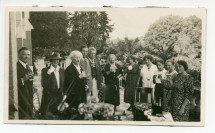Photographie de Paderewski buvant une coupe sur la terrasse de Riond-Bosson avec (entre autres) Albert Tadleweski, Ernest Schelling et son épouse