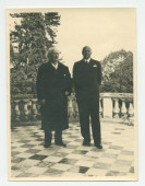 Photographie de Paderewski sur la terrasse de Riond-Bosson, en compagnie d'un homme non identifié, en mai 1938
