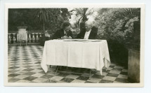 Photographie de Paderewski travaillant avec Józef Turczynski à la nouvelle édition des œuvres de Chopin sur la terrasse de Riond-Bosson, en août 1939