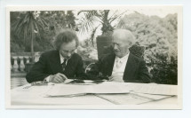 Photographie de Paderewski travaillant avec Józef Turczynski à la nouvelle édition des œuvres de Chopin sur la terrasse de Riond-Bosson, en août 1939