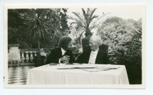 Photographie de Paderewski travaillant avec Józef Turczynski à la nouvelle édition des œuvres de Chopin sur la terrasse de Riond-Bosson, en août 1939