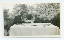 Photographie de Paderewski travaillant avec Józef Turczynski à la nouvelle édition des œuvres de Chopin sur la terrasse de Riond-Bosson, en août 1939