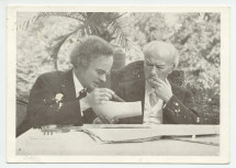 Carte postale de Paderewski travaillant avec Józef Turczynski à la nouvelle édition des œuvres de Chopin sur la terrasse de Riond-Bosson, en août 1939 – avec au verso une légende manuscrite d'Ignace W. Obuchowicz (filleul de Paderewski)