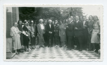 Photographie de Paderewski avec une vingtaine d'invités sur la terrasse de Riond-Bosson