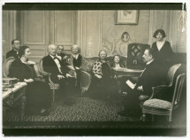 Photographie de Paderewski écoutant ses œuvres diffusées par Radio Varsovie en compagnie (entre autres) d'Henryk et Lydia Opienski, Alfred Bronarski et Jan Modzelewski, dans les salons de Riond-Bosson