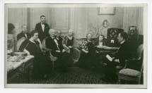 Photographie de Paderewski écoutant ses œuvres diffusées par Radio Varsovie en compagnie (entre autres) d'Henryk et Lydia Opienski, Alfred Broniarski et Jan Modzelewski, dans les salons de Riond-Bosson