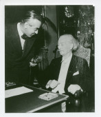 Photographie de Paderewski enregistrant, le 21 septembre 1940 à Riond-Bosson, son discours d'adieu à la Suisse, diffusé le 29 septembre 1940 sur les ondes de Radio-Lausanne, avant d'embarquer pour les Etats-Unis