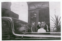 Photographie des adieux de Paderewski devant l'entrée de Riond-Bosson, le 23 septembre 1940, avant d'embarquer pour les Etats-Unis (reproduction de mauvaise qualité)