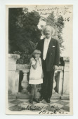Photographie (avec légende) de Paderewski, en compagnie de la petite Anne Strakacz (env. 6 ans), sur la terrasse de Riond-Bosson, en 1928
