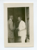 Photographie de Paderewski avec le sculpteur François Black, prise à travers la porte de la terrasse de Riond-Bosson