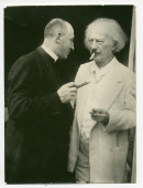 Photographie de Paderewski fumant une cigarette avec le révérend polonais Zygmunt Kaczynski (1894-1953) sur la terrasse de Riond-Bosson