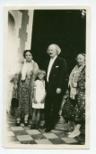 Photographie d'Hélène et Ignace Paderewski avec la petite Anne Strakacz (env. 6 ans) et Antonina Wilkonska, sur la terrasse de Riond-Bosson