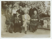Photographie de groupe sur la terrasse de Riond-Bosson