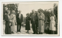Photographie de groupe sur la terrasse de Riond-Bosson lors de la visite de M. «Jancio» Horodyski et de la miniaturiste Mlle Dabrowska