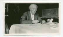 Photographie de Paderewski, pensif, à table à Riond-Bosson