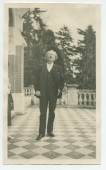 Photographie de Paderewski, regard vers le ciel, sur la terrasse de Riond-Bosson