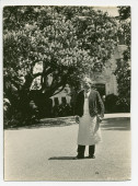 Photographie de Marcel Sentou, fidèle valet de Paderewski, dans la cour de Riond-Bosson