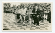 Photographie de Mlle Lübke (en train de tricoter), Ignace Obuchowicz (fils de la demi-sœur d'Hélène Paderewska), Anne Strakacz et Antonina Wilkonska, assises sur la terrasse de Riond-Bosson