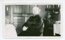 Photographie d'Antonina Wilkonska assise dans la salle à manger de Riond-Bosson