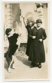 Photographie d'Antonina Wilkonska et Hélène Lübke (secrétaire d'Hélène Paderewska) faisant se dresser le chien Nero, devant la villa de Riond-Bosson