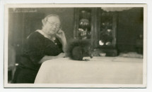 Photographie d'Antonina Wilkonska assise dans la salle à manger de Riond-Bosson, avec un écureuil sur la table