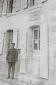 Photographie du buraliste postal de Tolochenaz, Emile Panchaud, devant le bureau de poste du 17 de la rue du Centre, en 1900